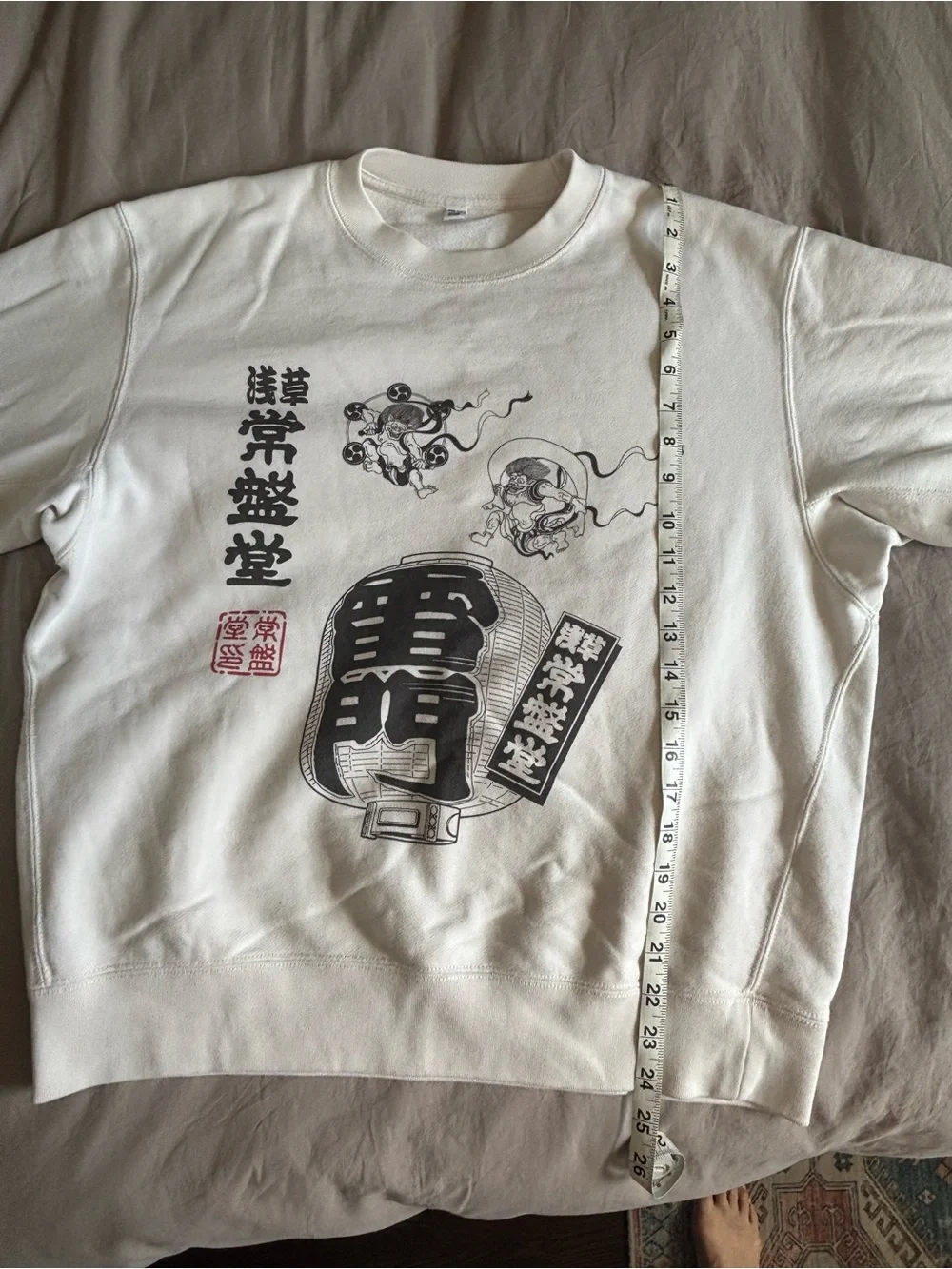 From Uniqlo Tokyo. Cream Graphic Crewneck Sweatshirt - Picture 2 of 6